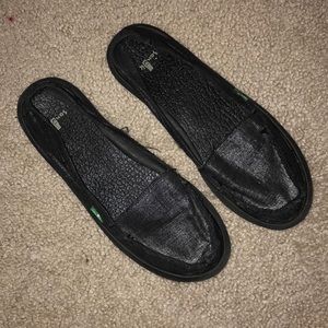 Great Condition. Women’s Sanuk’s. 8. Black/silver.